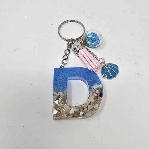 Handmade resin beach themed letter D keychain - Picture 3 of 5